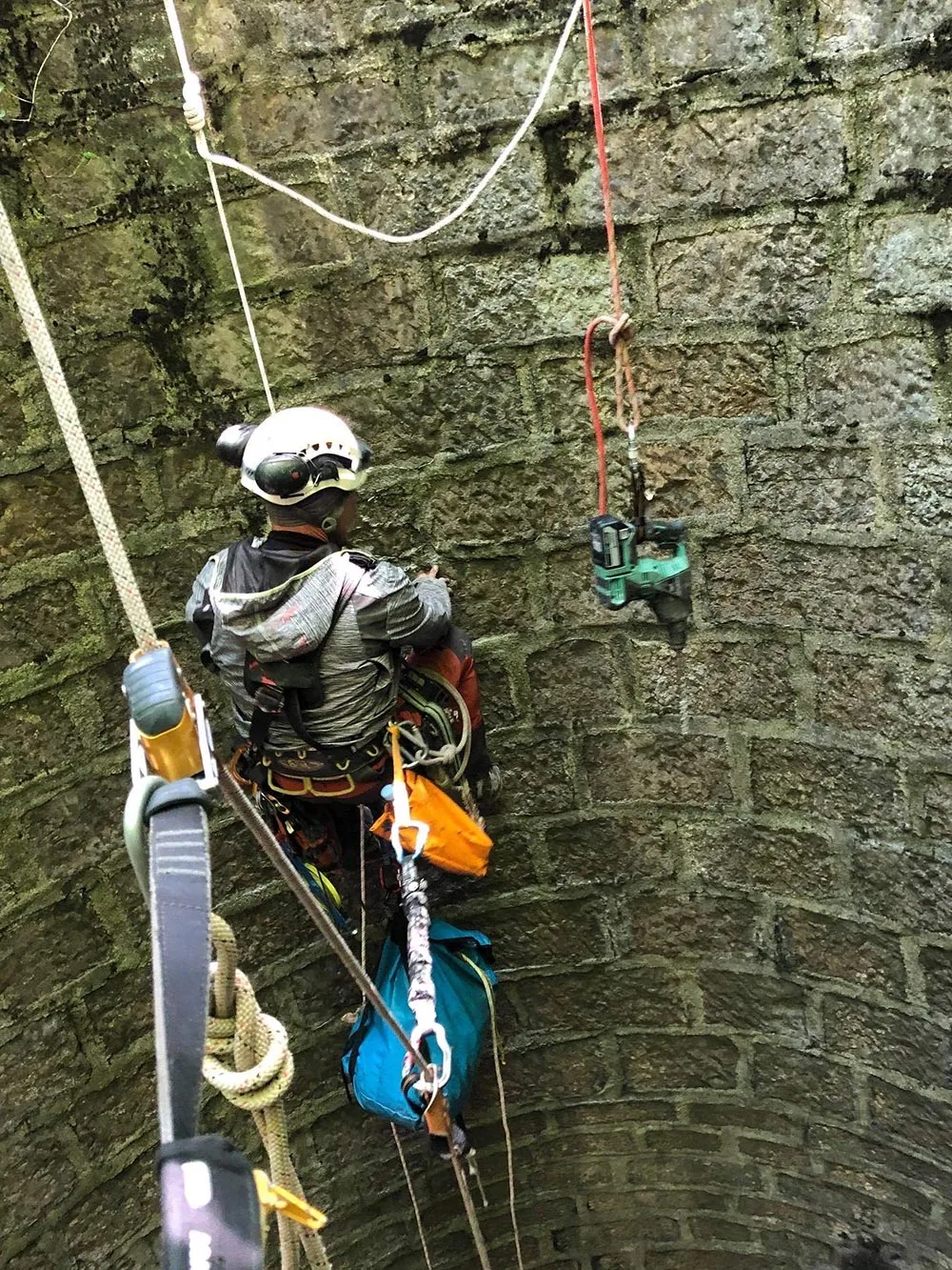 Cordiste dans un puits