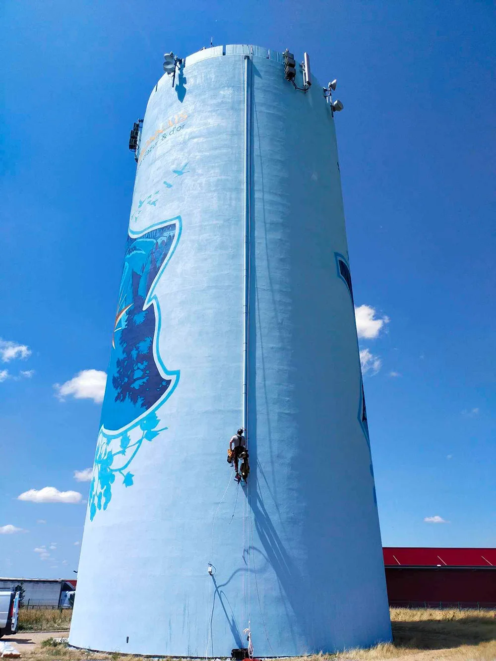 Cordiste sur un château d'eau