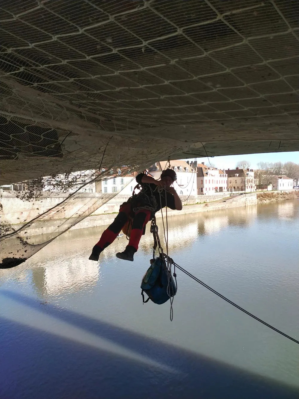 Cordiste travaux sous un pont