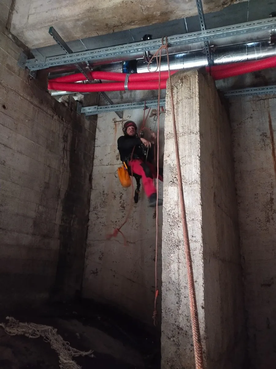 Installation de gaines par un cordiste